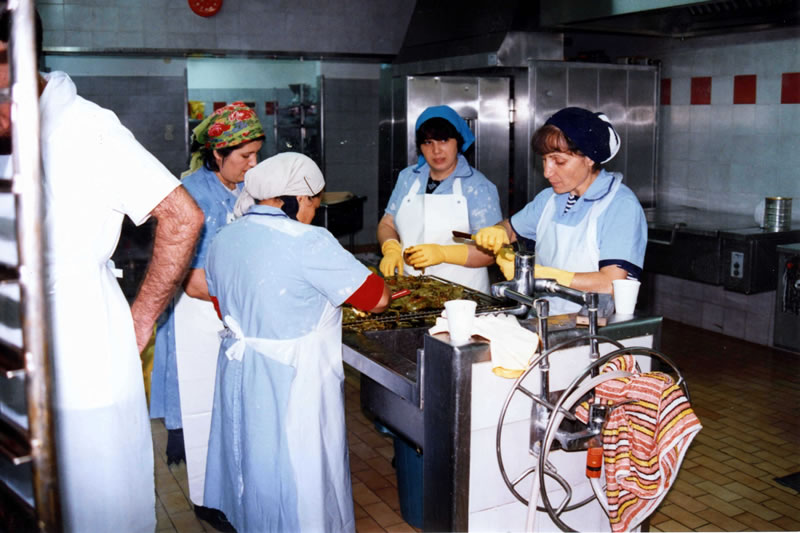 צוות נשות המטבח - קיבוץ גלויות - מרוקו, טשקנט, בוכרה, וא"י